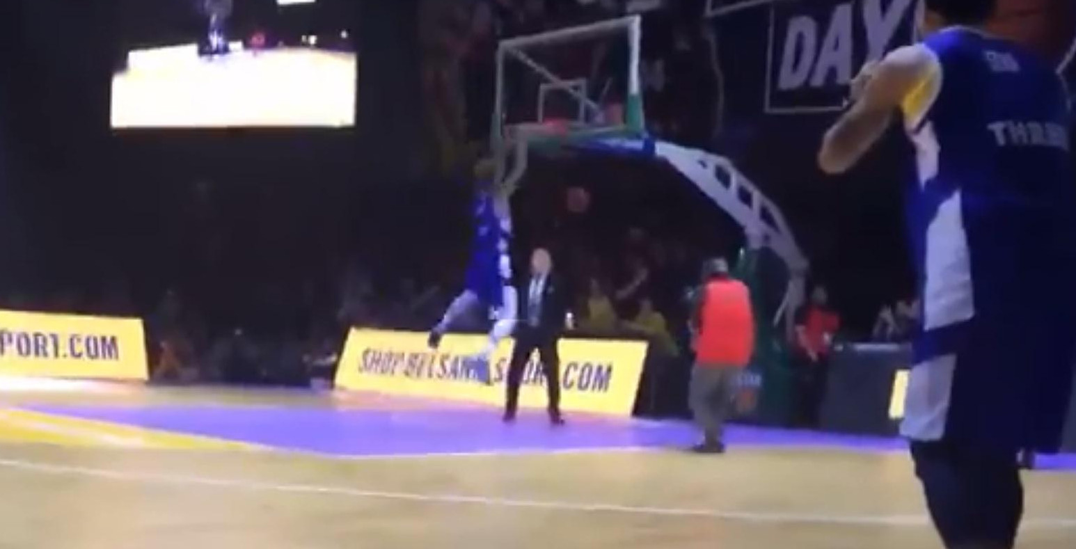 (VIDEO) TRAMP NOKAUTIRAN! Američki košarkaš zakucao i srušio 