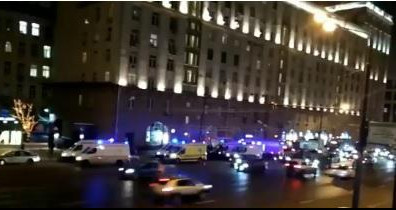 (VIDEO) DRAMA U MOSKVI: Automobil uleteo na autobusko stajalište, najmanje jedna osoba poginula!