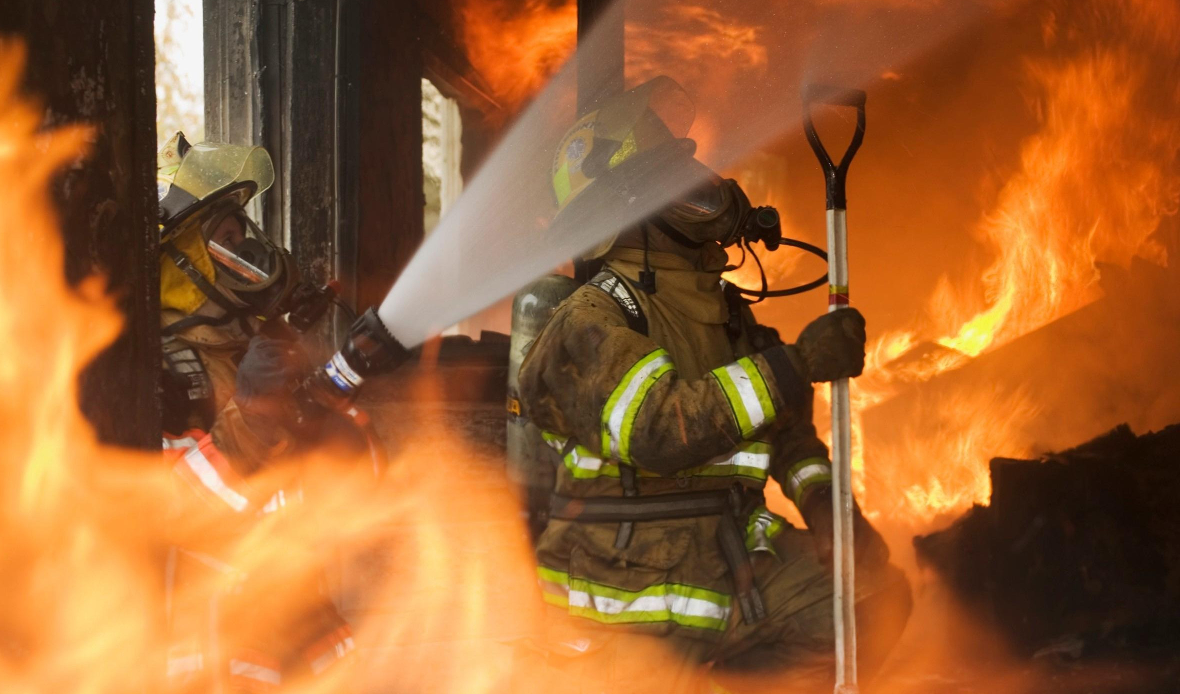 VATRENA STIHIJA PROGUTALA RTV PLJEVLJA: Vatrogasci pokušavaju da spreče širenje požara