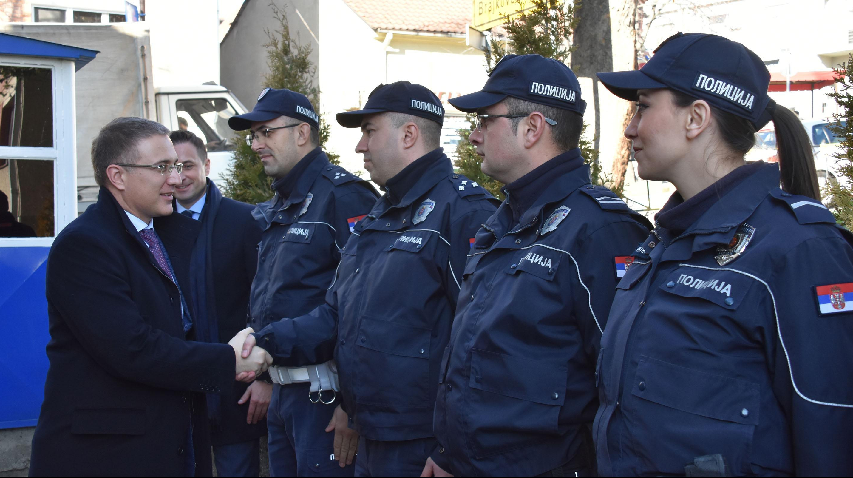 (FOTO) POBOLJŠANJE USLOVA ZA RAD POLICIJE U LAZAREVCU! Stefanović obišao stanicu i najavio nove investicije