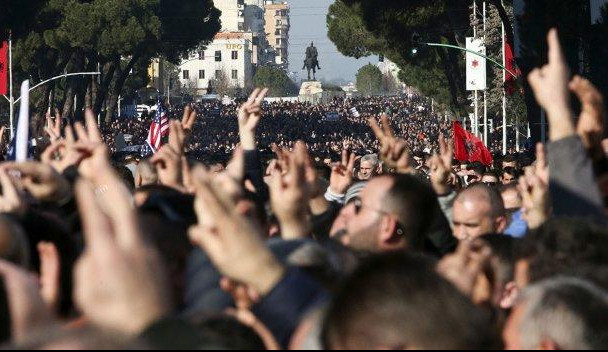(FOTO/VIDEO) TIRANA U BLOKADI, HAOS NA ULICAMA! 200.000 Albanaca traži ostavku EDIJA RAME! Uzavrela atmosfera, policija sa VODENIM TOPOVIMA!