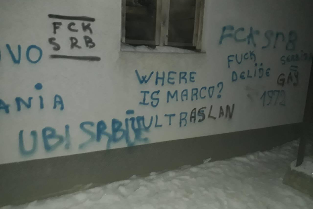 ŠIPTARSKI TERORISTI PRETE MARKU ĐURIĆU: Na zidu škole u Ugljaru usred dana ispisane PRETEĆE PORUKE SRBIMA!