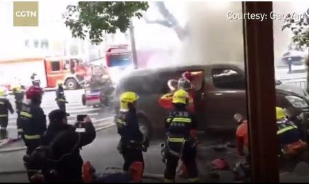 (VIDEO) KOMBI SA PLINSKIM BOCAMA ULETEO U PEŠAKE U ŠANGAJU: Povređeno 18 ljudi, nije napad?!