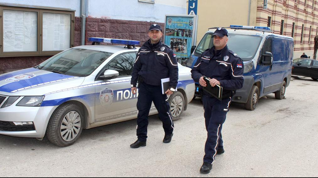 (FOTO) HRABRA I BRZA REAKCIJA PRIPADNIKA MUP! Dva policajca iz Vranja spasila čoveka koji je sedeo na LITICI!