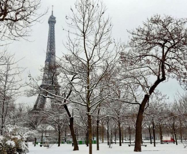(FOTO) PARIZ ZATRPAN! Zbog snega paralizovan saobraćaj!