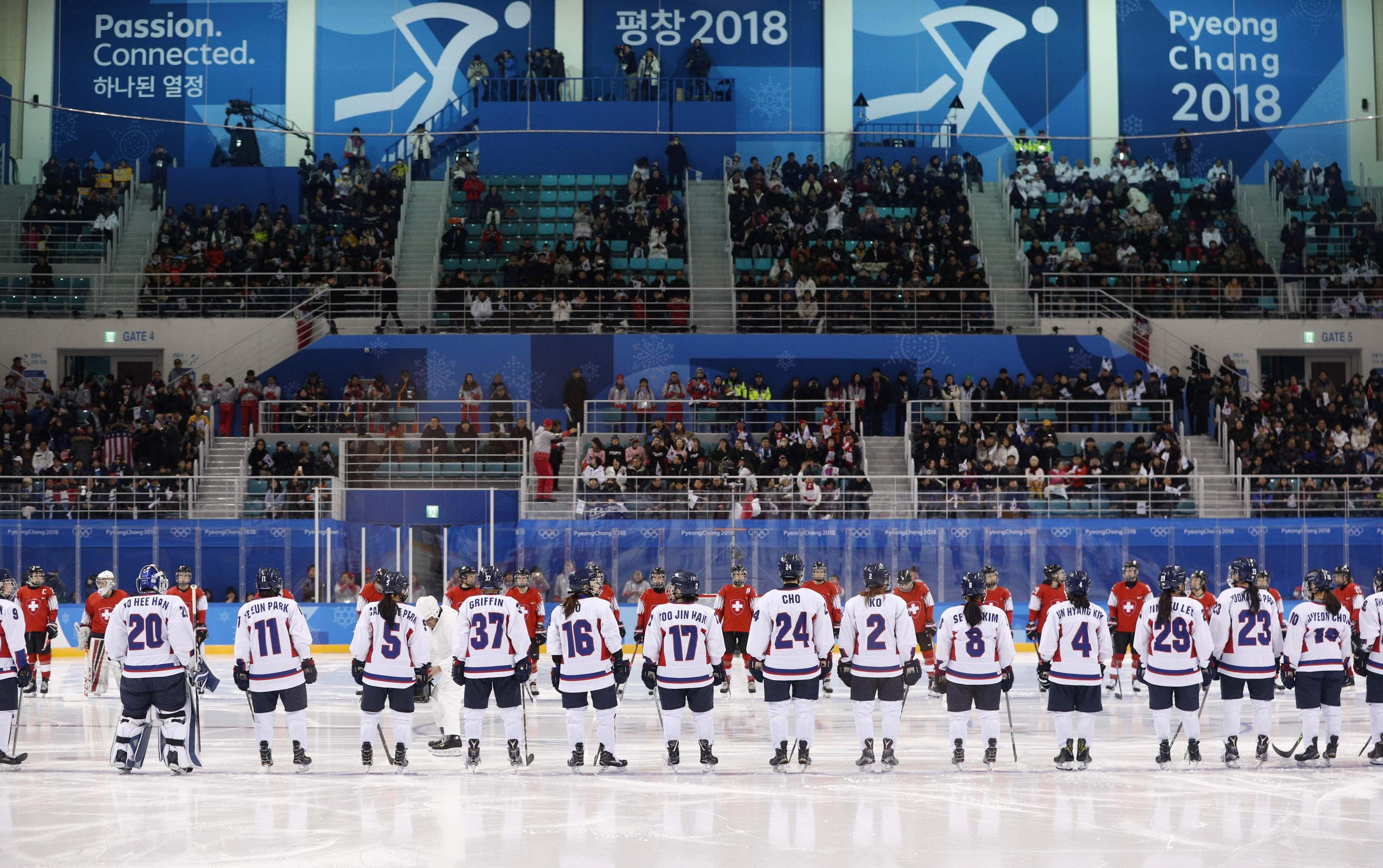 (FOTO) ISTORIJA U PJONGČANGU! Hokejašice Južne i Severne Koreje zajedno na ledu!