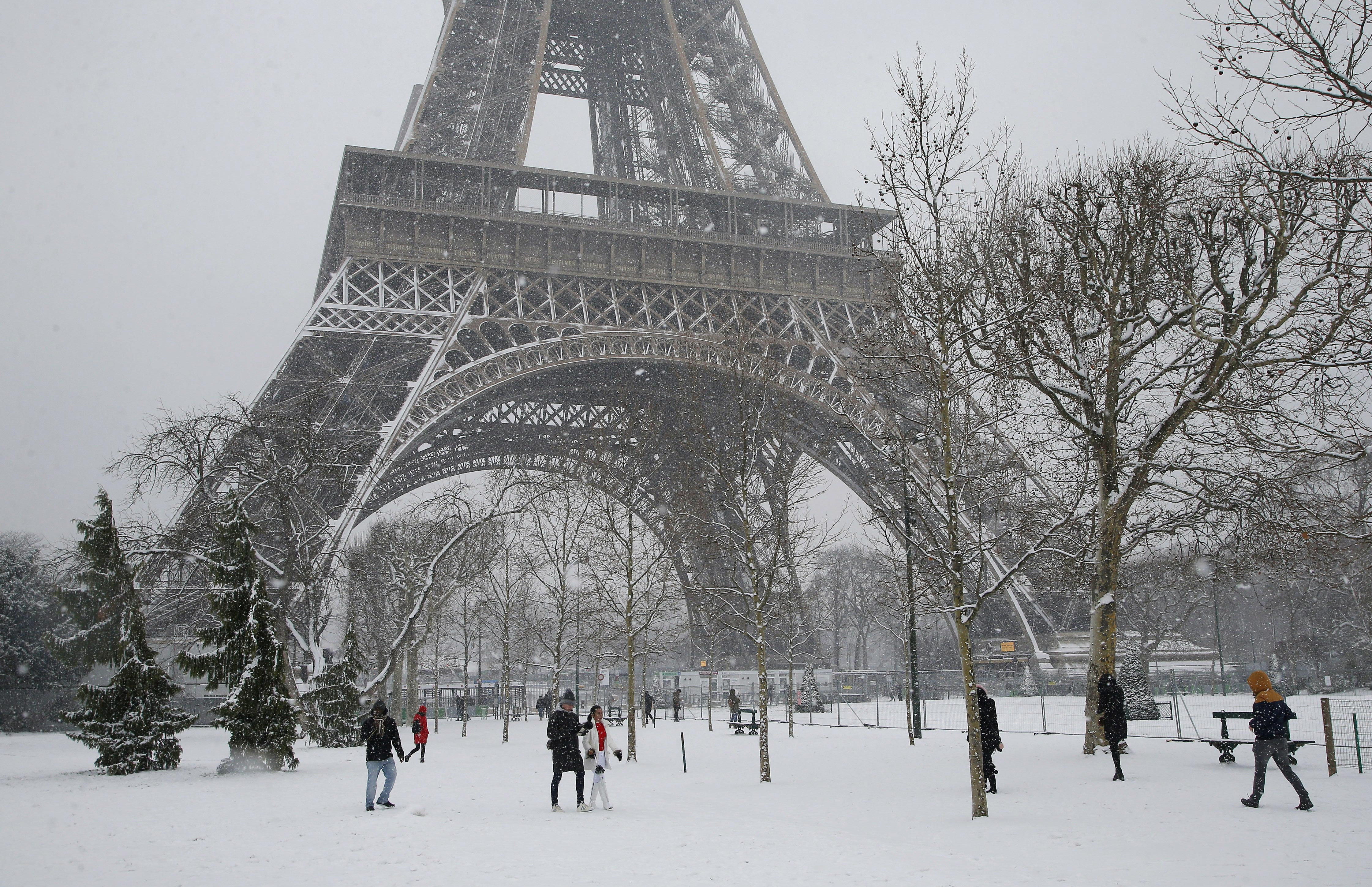 (FOTO) SNEG ZAVEJAO AJFELOVU KULU U PARIZU! Turisti oduševljeni