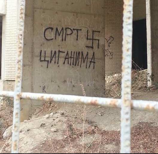 DRSKA ŠIPTARSKA PROVOKACIJA: ISIS grafiti na srpskim kućama u severnoj Mitrovici!