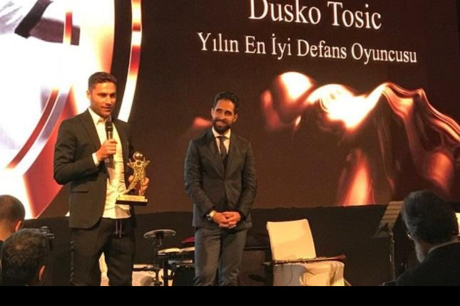 (FOTO) JELENA JE PONOSNA: Duško Tošić je najbolji defanzivac Turske!