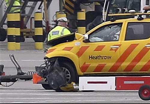 (FOTO) DRAMA NA AERODROMU U LONDONU: Preminuo radnik, putnici zarobljeni u avionima!