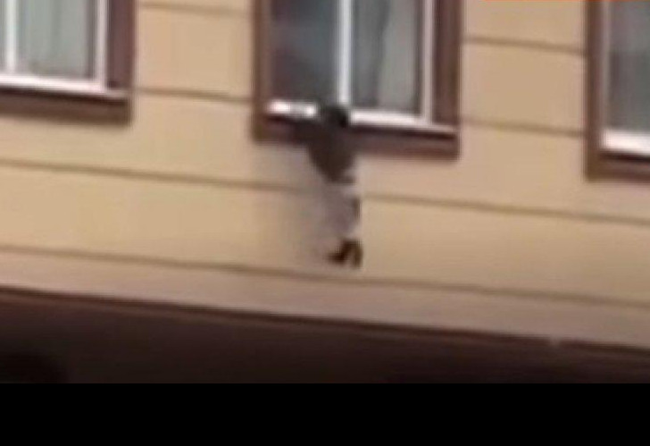(JEZIVI VIDEO) NA IVICI SMRTI! Dečak je izašao kroz prozor na drugom spratu, a onda NIJE MOGAO DA SE VRATI...