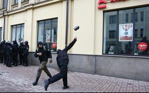 ​ NEONACISTI LOMILI PO KIJEVU: Napali ruski kulturni centar i banke!