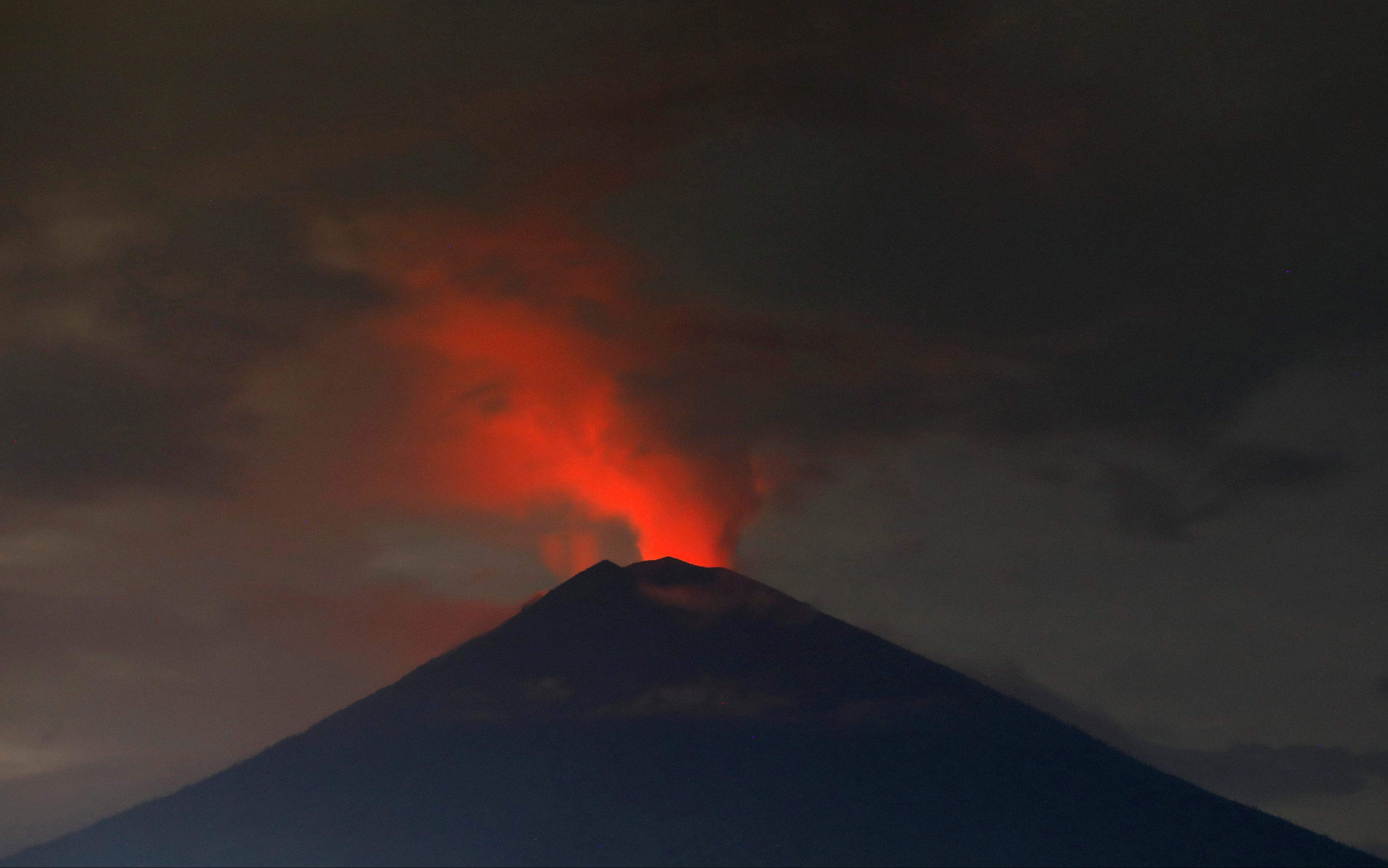 (VIDEO) PRETNJA SA KAMČATKE: Vulkan Šiveluc izbacuje pepeo 11 kilometara u nebo!