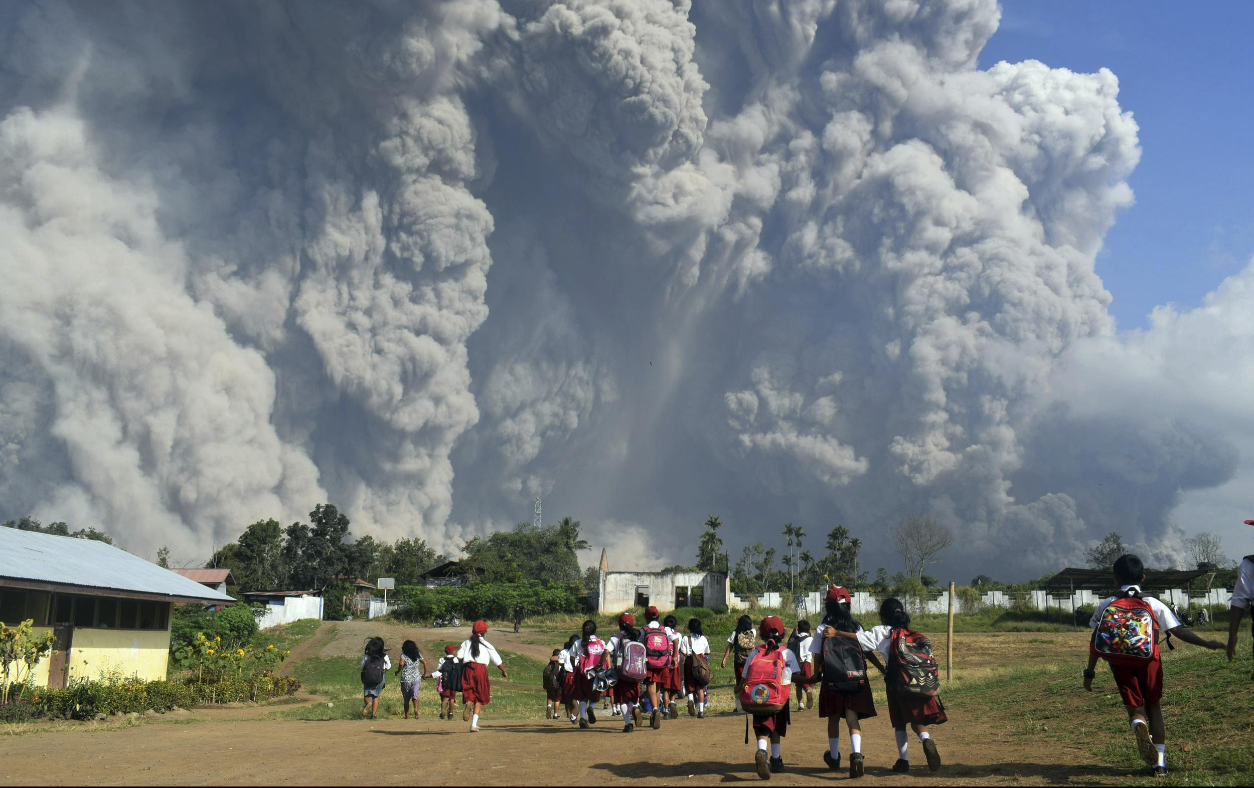 (FOTO/VIDEO) CRVENI ALARM NA SNAZI! Vulkan Sinabung ERUPTIRAO, pepeo dostiže VISINU OD 5.000 METARA!