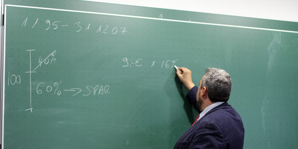 PROFESIJA PROFESORA IZGUBILA DRUŠTVENI UGLED! Srbiji nedostaje čak 700 profesora matematike!