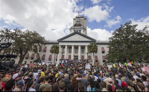 (FOTO) ZNAJU ŠTA ŽELE: Hiljade učenika  na Floridi traži promenu zakona o oružju