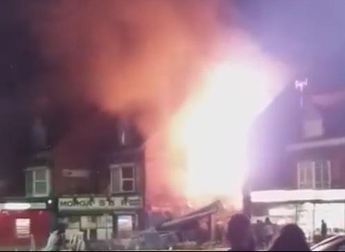 (VIDEO) SNAŽNA EKSPLOZIJA U ENGLESKOJ: Policija i vatrogasci odmah izašli na teren!