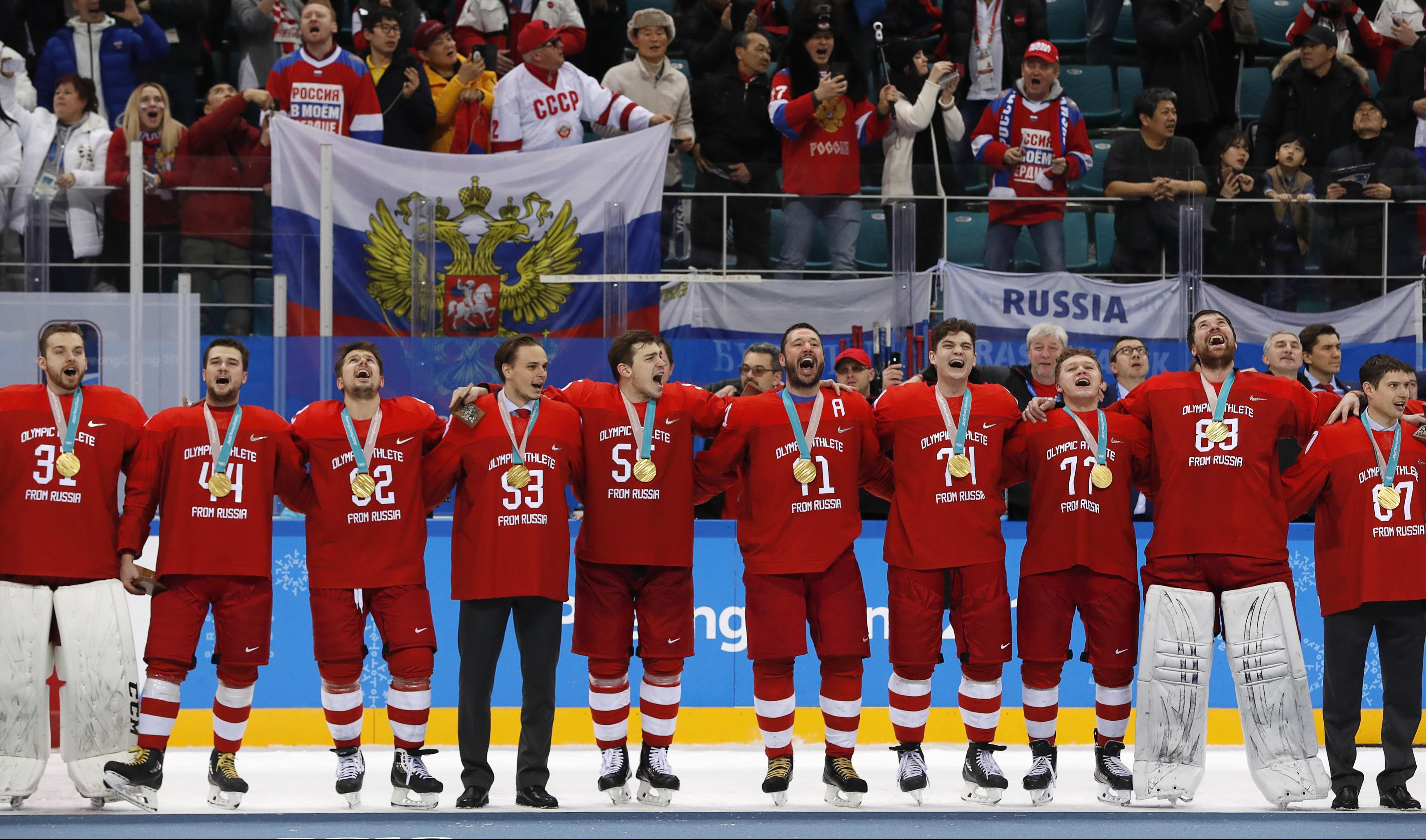 (VIDEO) NE MOGU IH UĆUTKATI! Ruski hokejaši pevali himnu na postolju!
