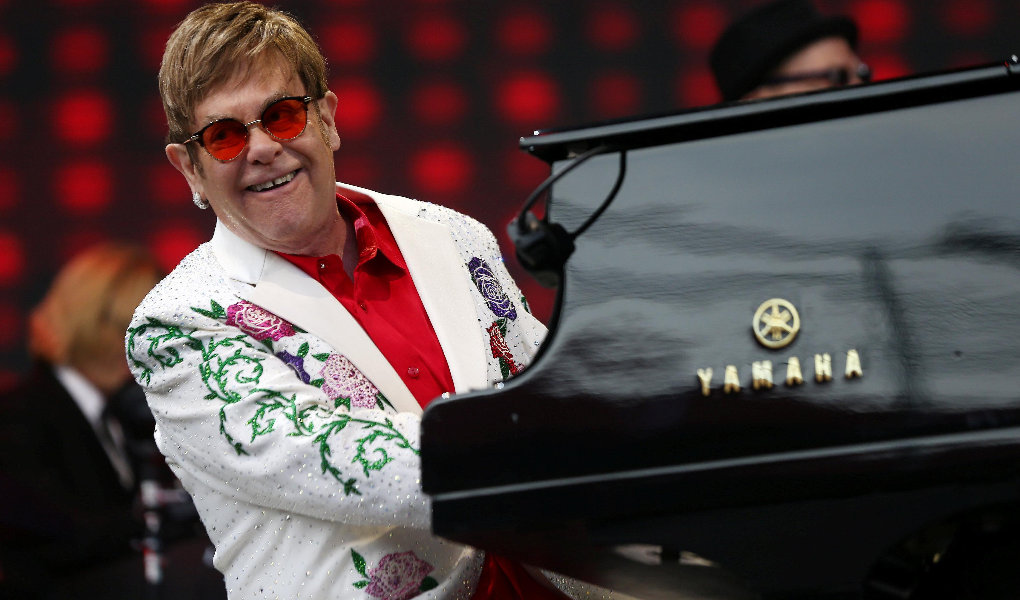 REKLI SU MI DA IMAM JOŠ 24 SATA ŽIVOTA! Popularni pevač Elton Džon bio na ivici smrti: Molio sam se u bolnici da ne umrem!