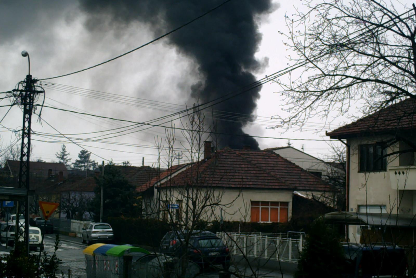 (FOTO) POŽAR PROBUDIO KRUŠEVLJANE! Gust crni dim nad Bagdalom, NEMA STRADALIH!