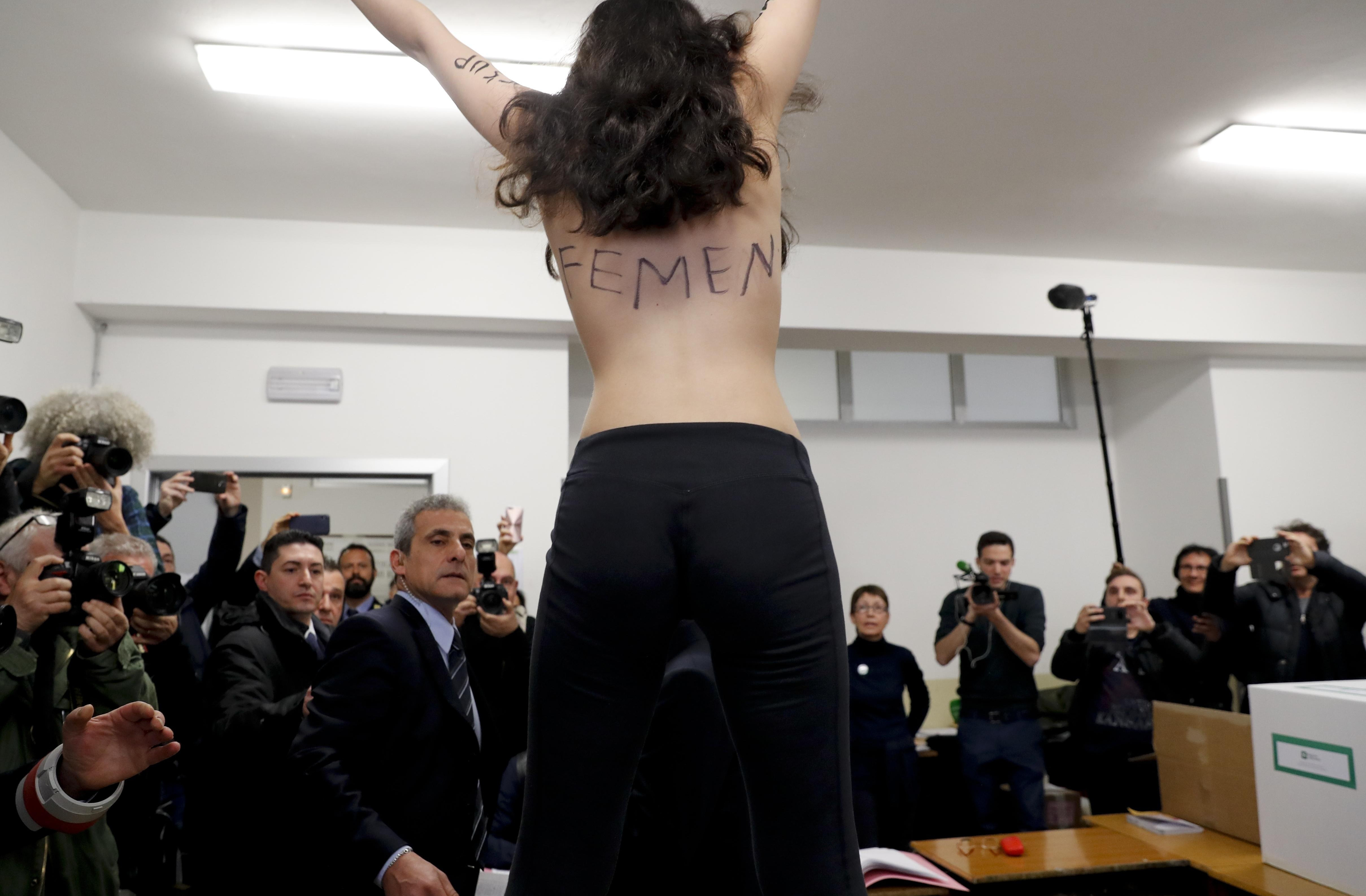 (VIDEO) GOLIM SISAMA NA BERLUSKONIJA! Aktivistkinja Femena upala dok je Silvio glasao, NIJE SE BAŠ POTRESAO!