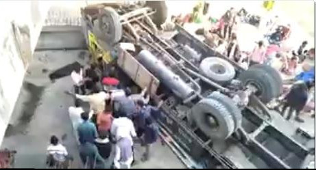 (VIDEO) UŽAS U INDIJI! KAMION PUN SVATOVA SLETEO S MOSTA: Poginulo najmanje 30 ljudi! 