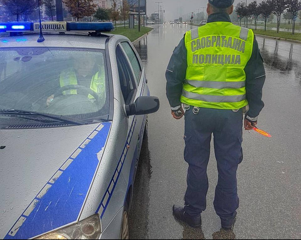 KAKAV ULOV! Na autoputu Beograd - Novi Sad saobraćajna policija zaustavila kamion "mercedes" i u njemu PRONAŠLA 31kg MARIHUANE!