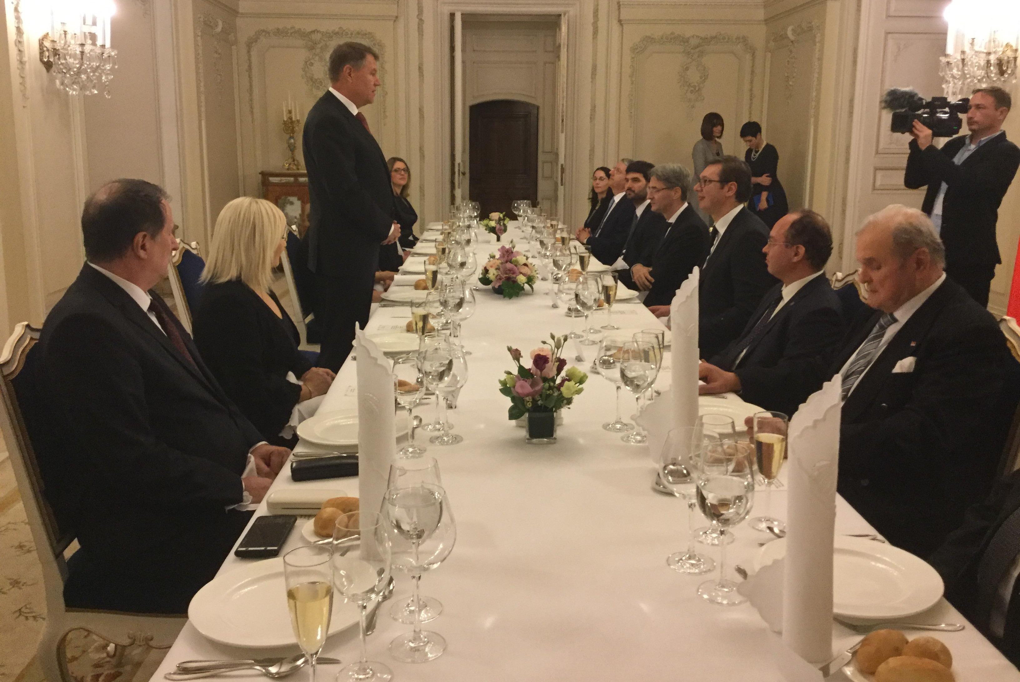 VUČIĆU U ČAST! Na svečanoj večeri u Bukureštu, predsedniku Srbije  pokazana SABLJA OBRENOVIĆA! 