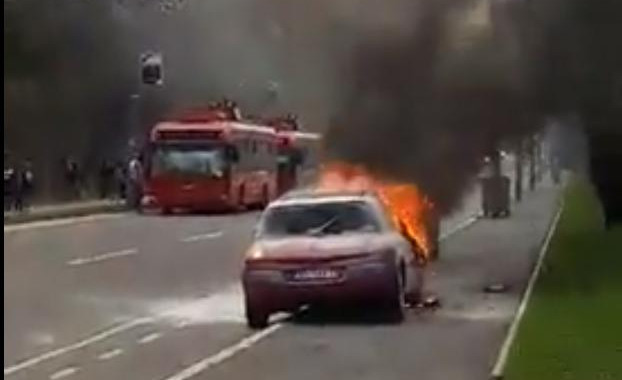 (FOTO/VIDEO) DRAMA NA DEDINJU! Zapalio se automobil u Bulevaru kneza Aleksandra!