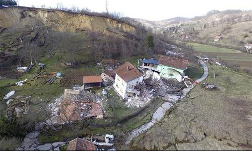 (VIDEO) JEZIVI SNIMCI IZ HRVATSKE: Klizište sravnilo kuće sa zemljom, UNA I DALJE PRETI!