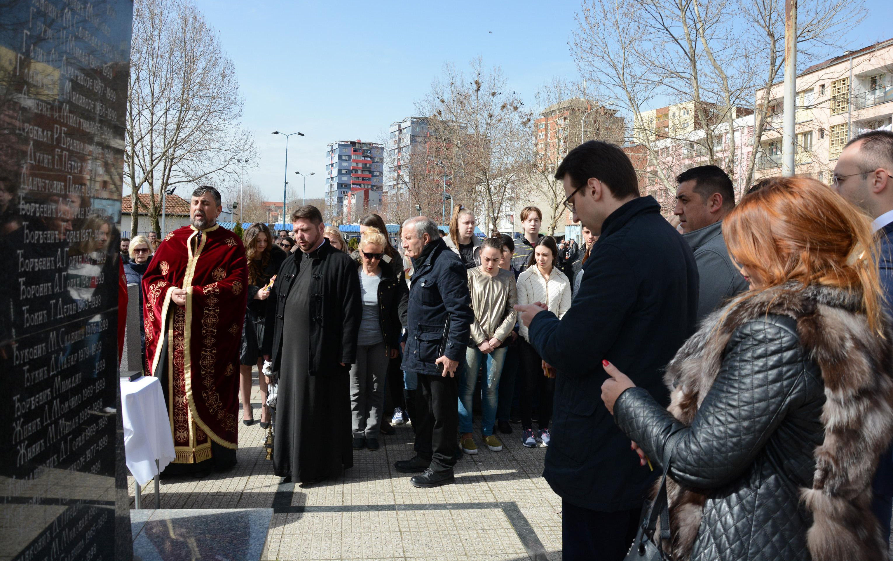 (FOTO) DA SE NE PONOVI! Položeni venci na spomenik stradalim Srbima u Mitrovici