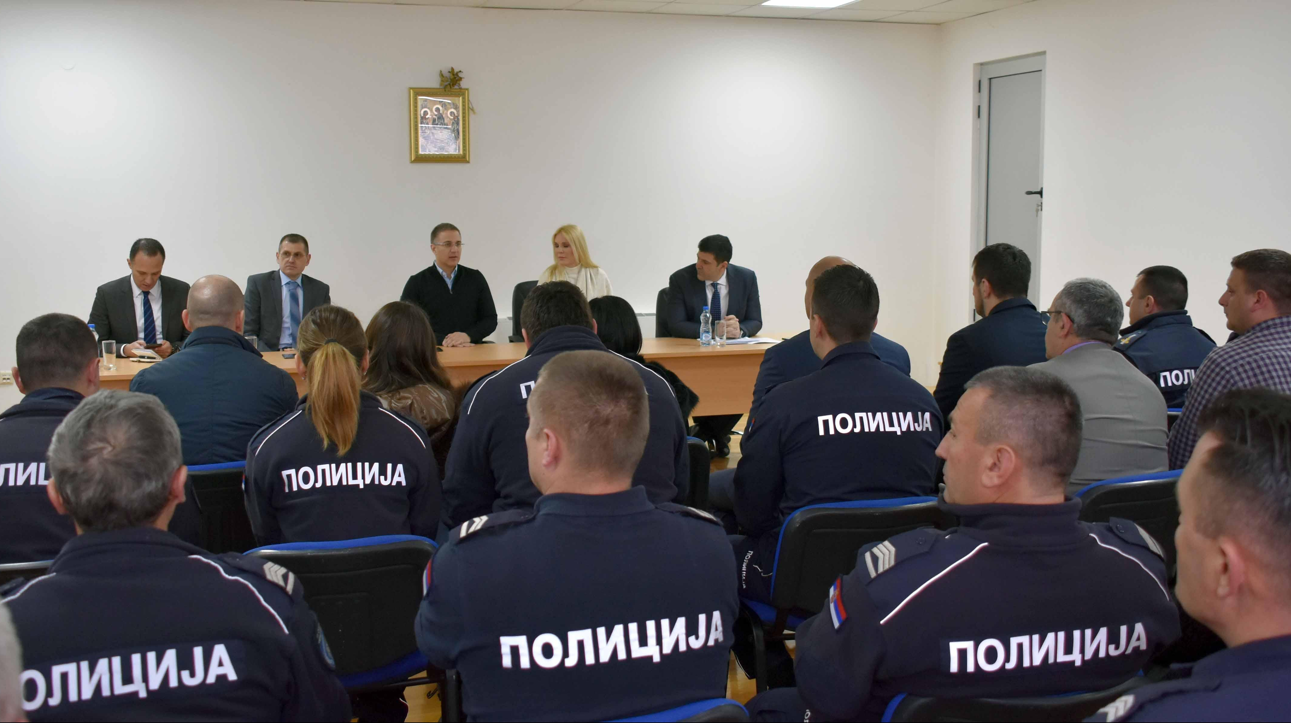 (FOTO) POBOLJŠANA BEZBEDNOST GRAĐANA! Stefanović posetio policijske stanice u Ubu, Lajkovcu i Mionici!