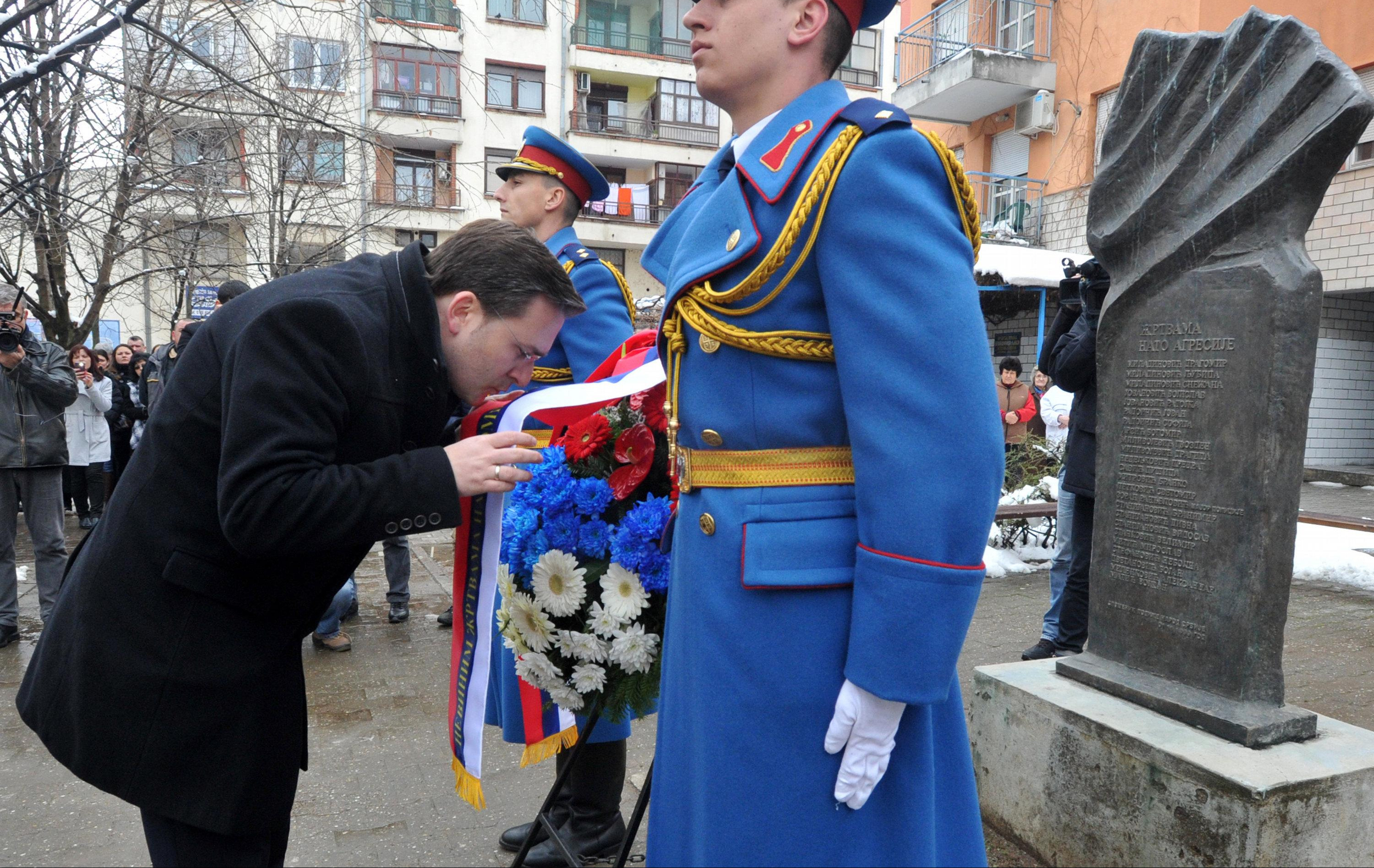 (FOTO) SELAKOVIĆ položio venac žrtvama NATO agresije u Aleksincu