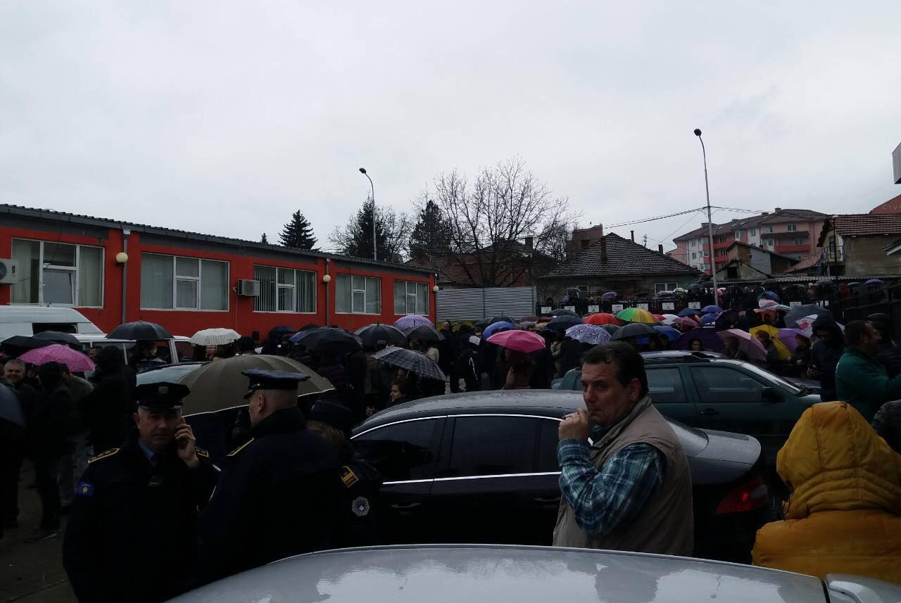 SRBI U MITROVICI RAZOČARANI zbog oslobađanja Haradinaja, Albanci u južnom delu grada slave!