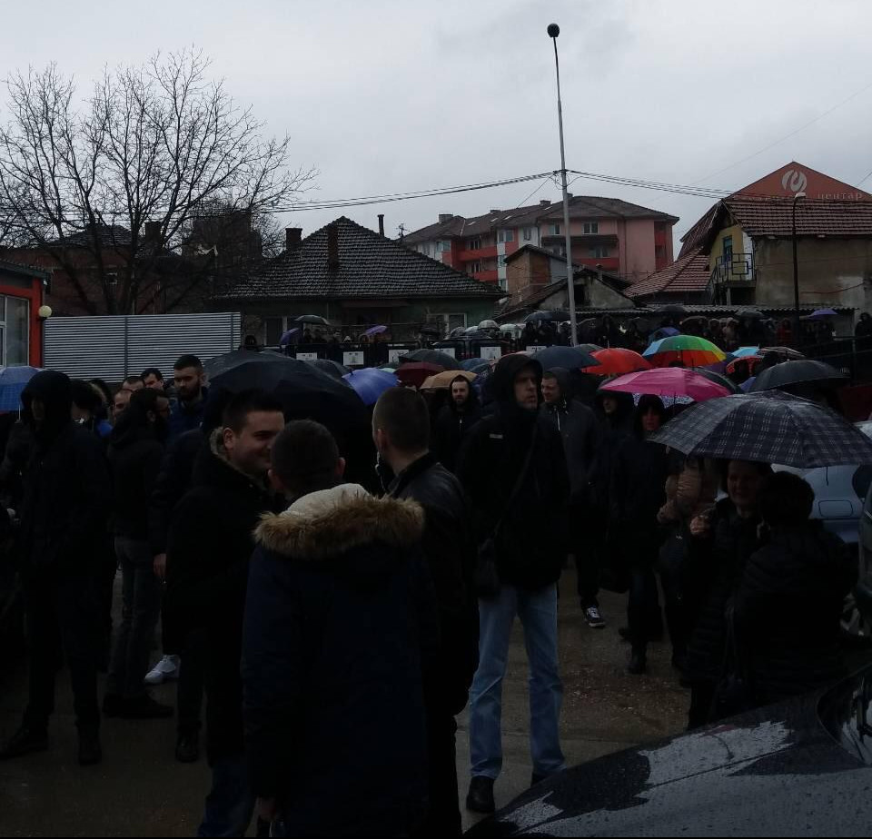 (VIDEO) POČELO VESELJE U MITROVICI: Građani na ulicama slave pobedu Aleksandra Vučića!