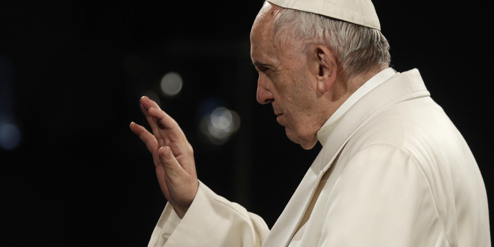 ''JOŠ SAM POD ANESTEZIJOM, NE DIŠEM DOBRO'' Usled problema sa disanjem, Papa preskočio važan govor