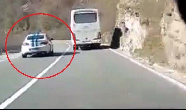 (HIT VIDEO) Crnogorska policija PRETIČE PREKO PUNE LINIJE NA KRIVINI dok vozilo dolazi iz suprotnog smera!