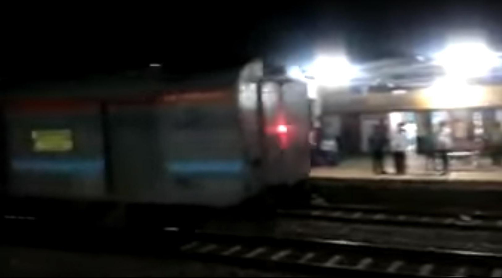 (VIDEO) UŽAS U NEMAČKOJ! Voz se zabio u autobus, 60 đaka za dlaku izbeglo smrt