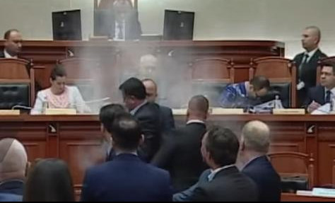 (VIDEO) RAMU GAĐALI BRAŠNOM I JAJIMA! Neviđen skandal u albanskom parlamentu!