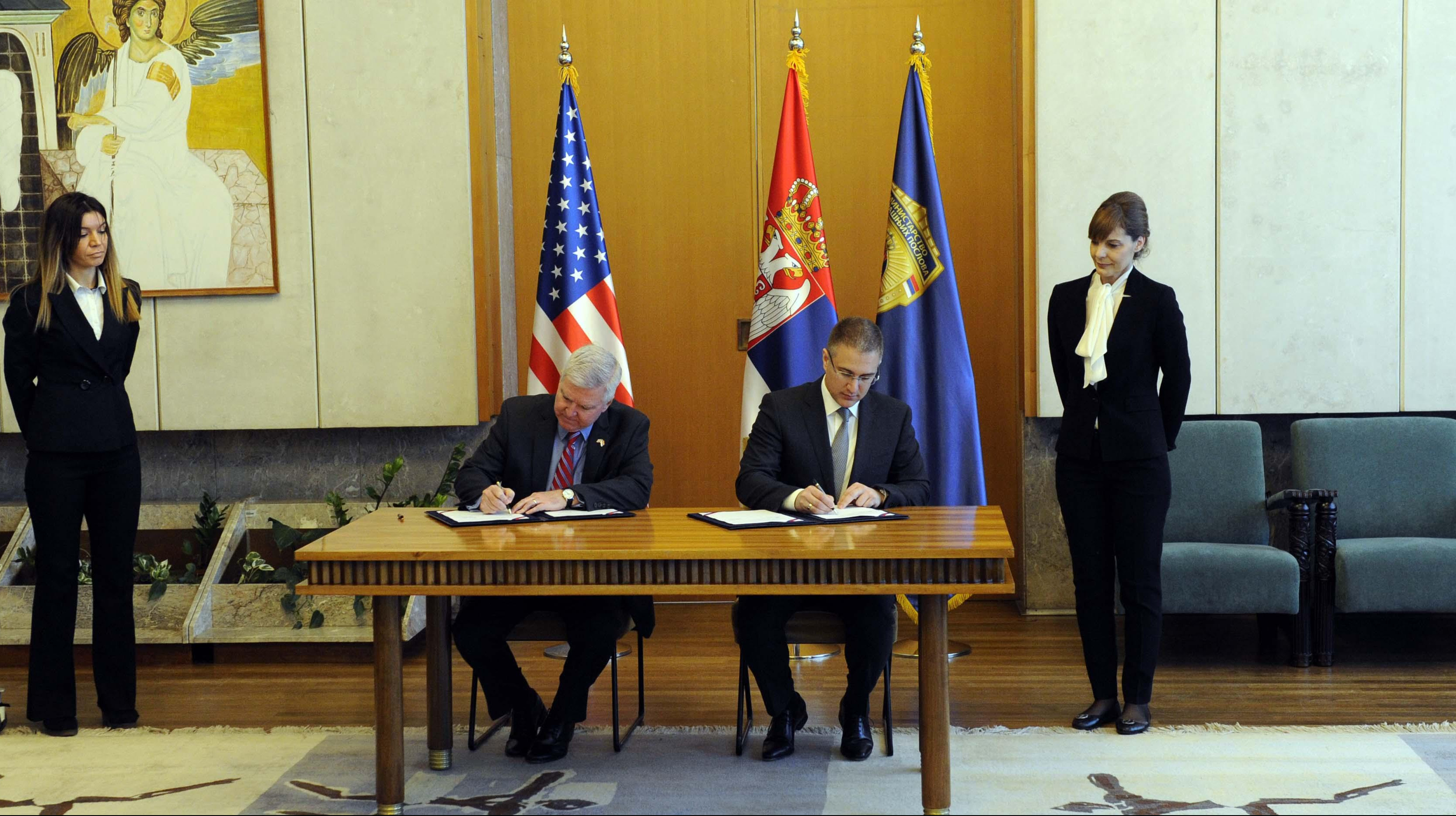 (FOTO) SAD DONIRALE MUP-u OPREMU VREDNU 380.000 DOLARA: Stefanović i Skot potpisali sporazum o donaciji informatičke opreme!