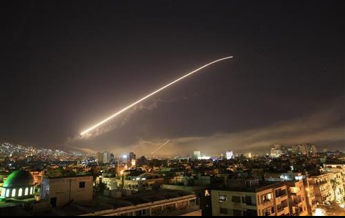 (VIDEO) SIRIJSKA PVO ODBILA NAPADE, EKSPLOZIJE ODJEKIVALE DAMASKOM! Izrael raketama napao prestonicu Sirije!