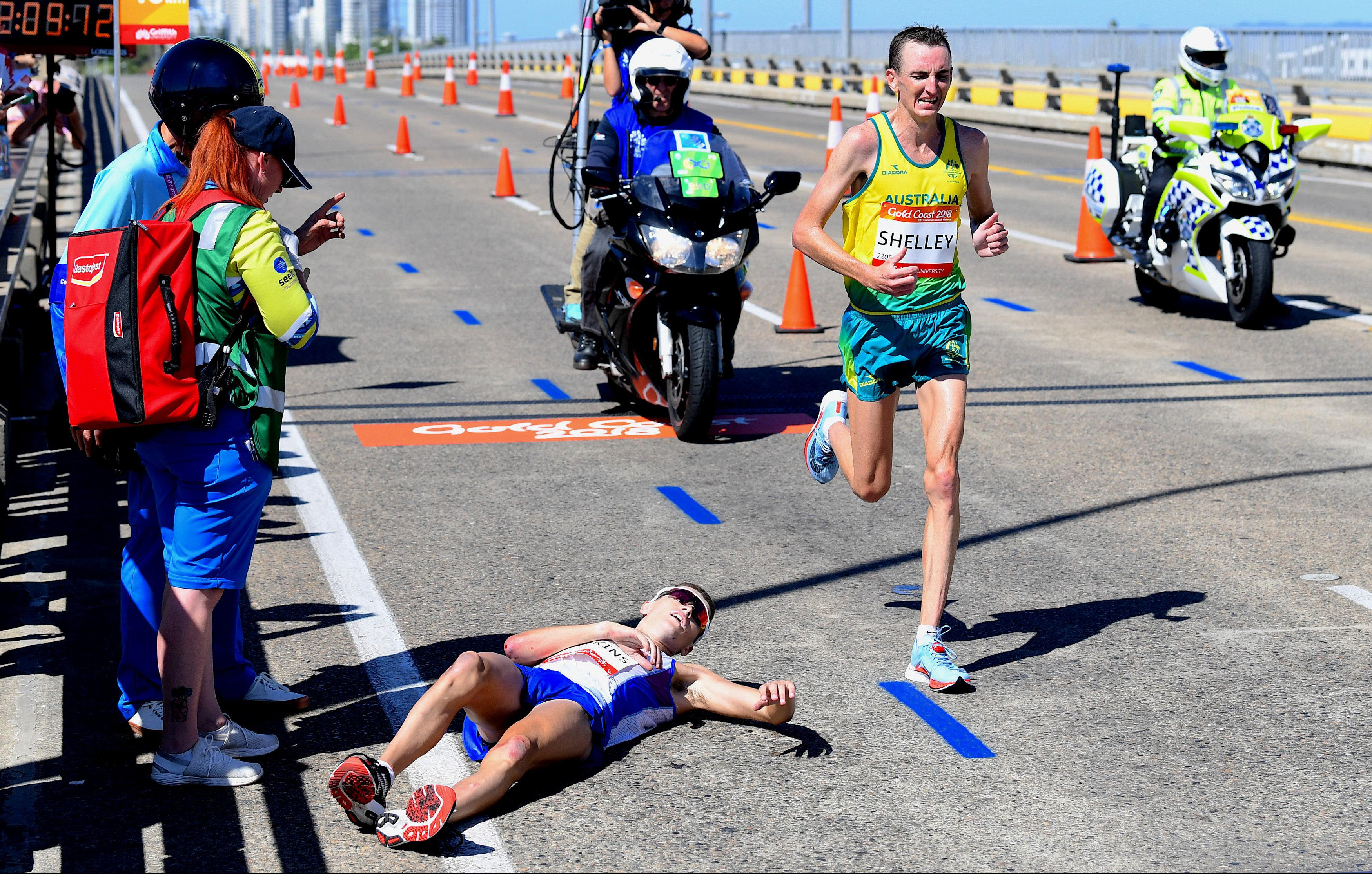 (VIDEO) MUČNE SCENE OBIŠLE SVET! Maratonac pao, udario glavom, niko nije hteo da mu pomogne!