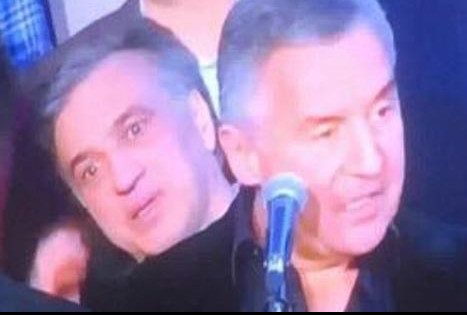 (HIT VIDEO) ONO KAD SHVATIŠ DA SI OSTAO BEZ FOTELJE! Vujanović šokiran na proslavi Milove izborne pobede