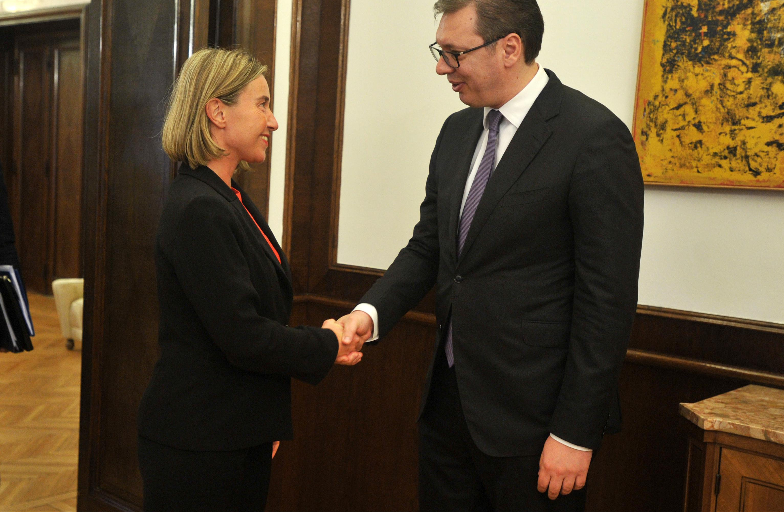 (FOTO) SUSRET NA ANDRIĆEVOM VENCU! Predsednik Vučić se sastao sa Federikom Mogerini! 