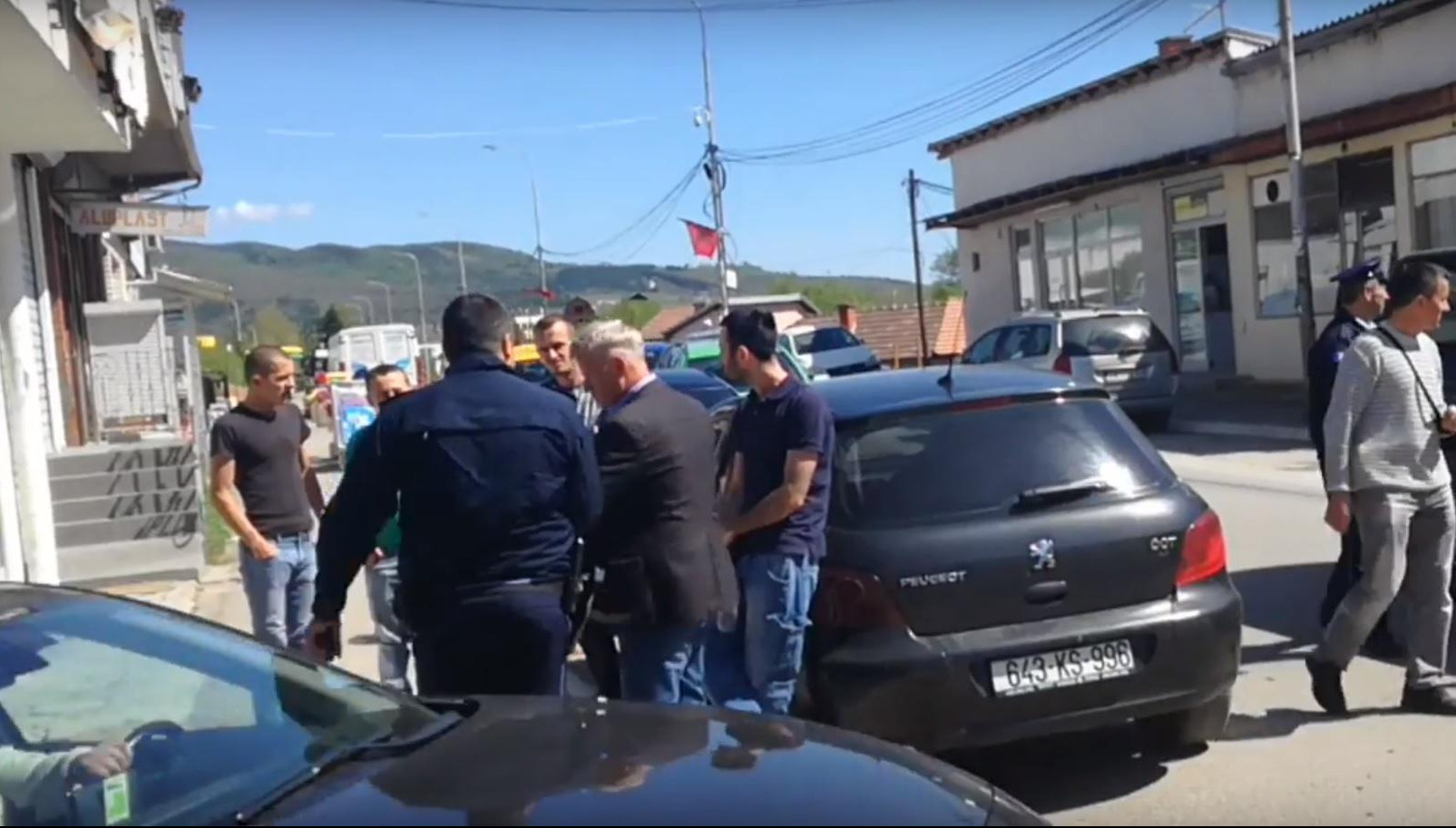 (VIDEO) ALBANCI NAPALI NOVINARE U KOSOVSKOJ MITROVICI! Policija reagovala, ĐURIĆ OSUDIO NAPAD!