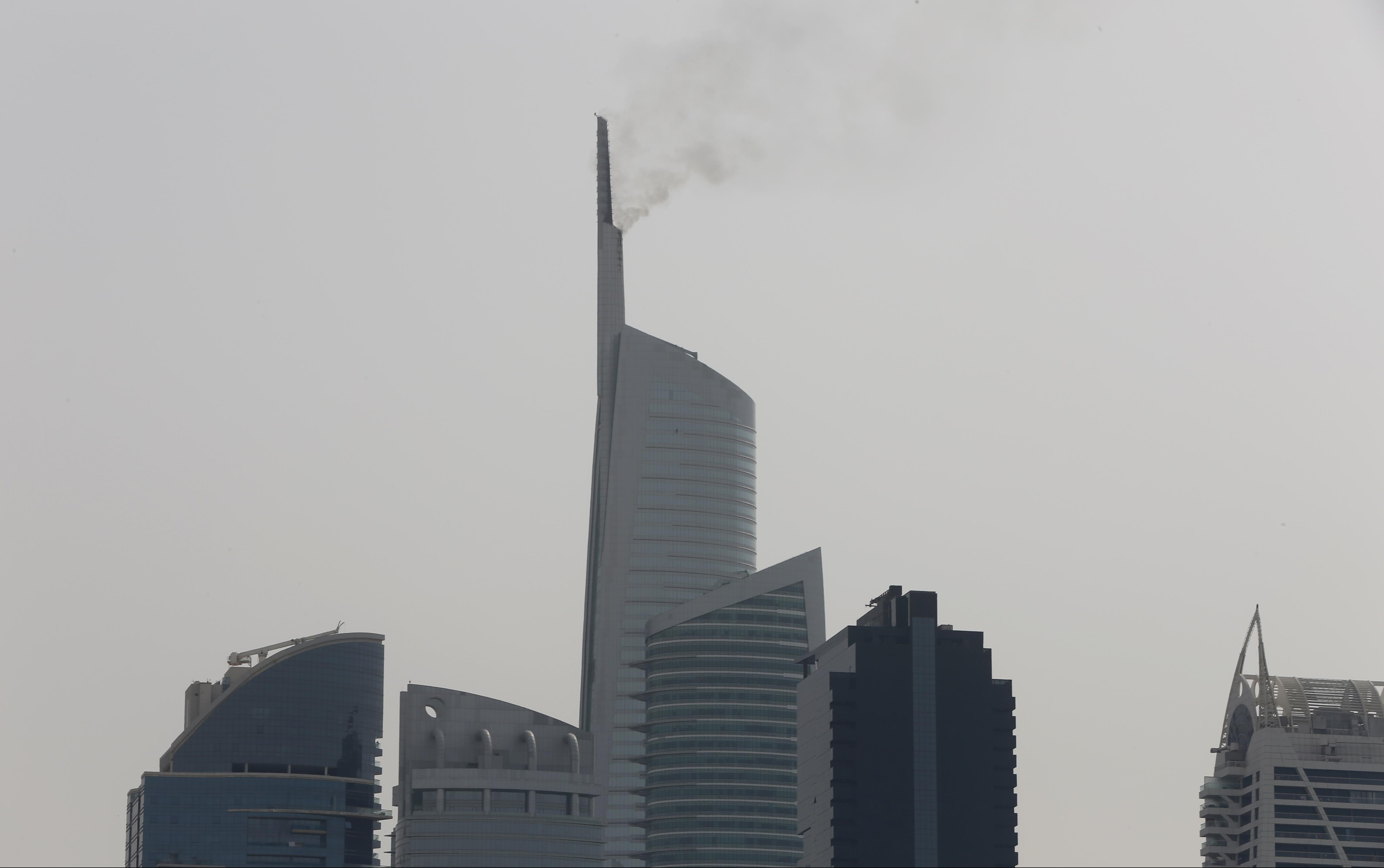 PANIKA U DUBAIJU: Požar u neboderu na 68. spratu!