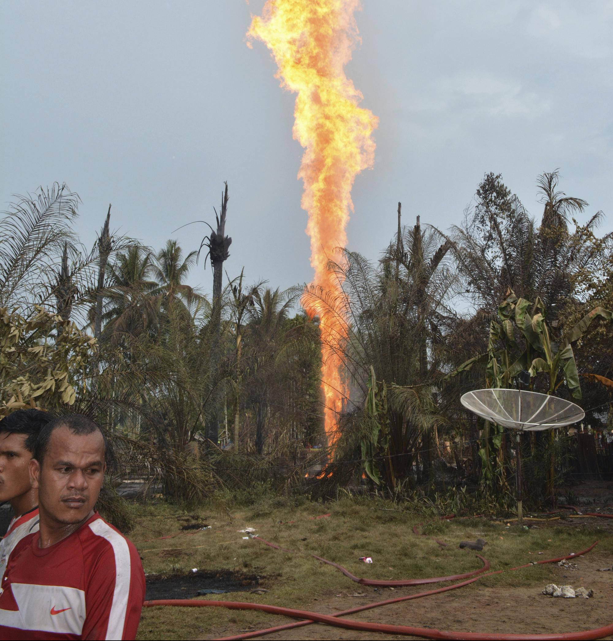 NAJMANJE 10 LJUDI POGINULO U POŽARU na naftnoj bušotini u Indoneziji!