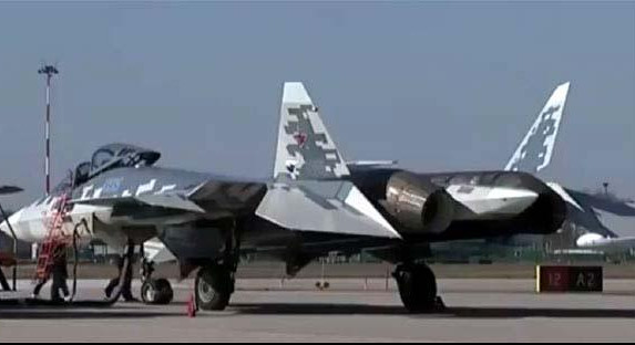 (VIDEO) PONOS RUSKE AVIJACIJE! Pogledajte PRVI SNIMAK sletanja najnovijeg Su-57!