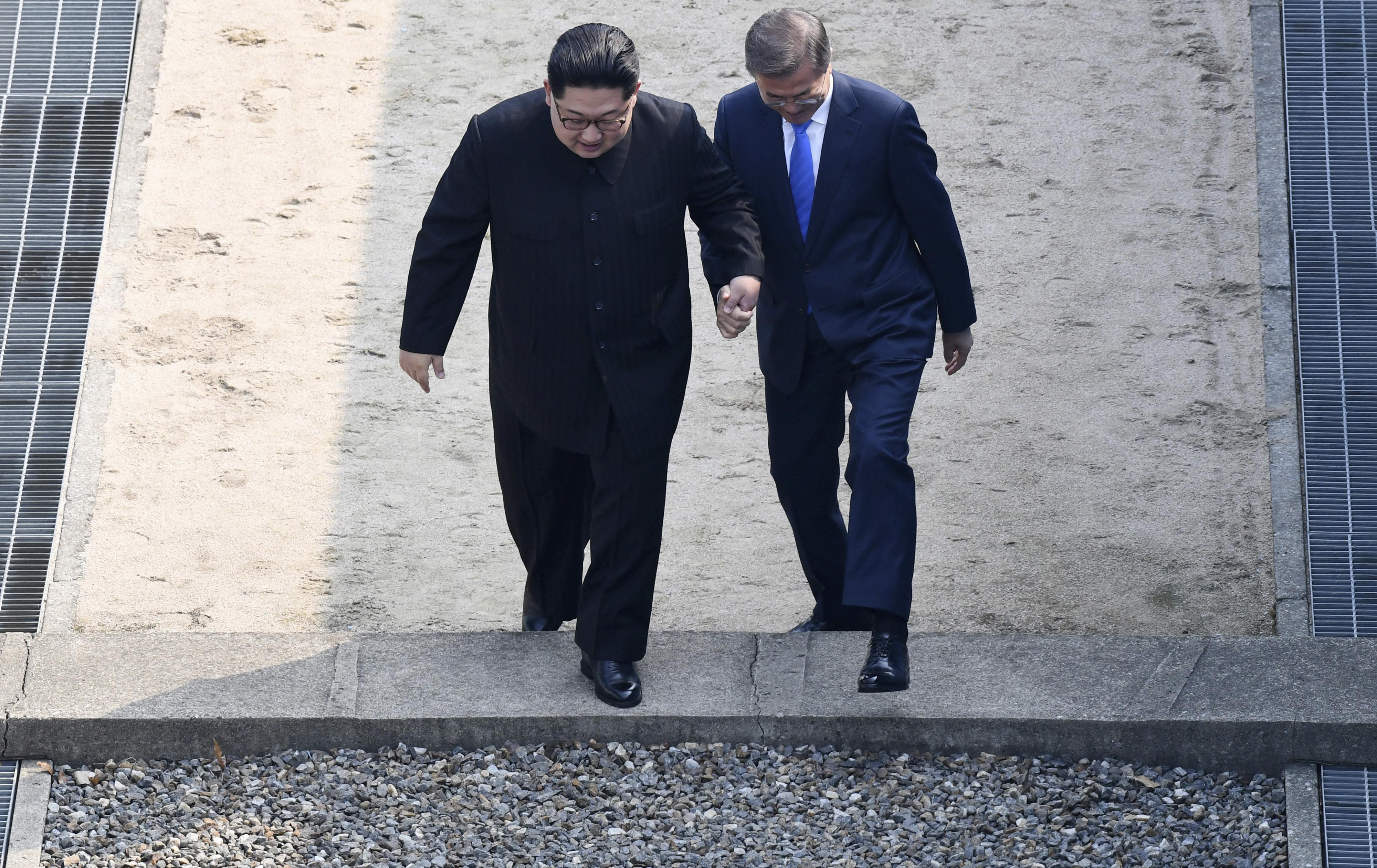 (FOTO) NOVA ISTORIJA SVETA POČELA JE DANAS! Lideri Severne i Južne Koreje PRESKAKALI GRANICU KAO DECA!