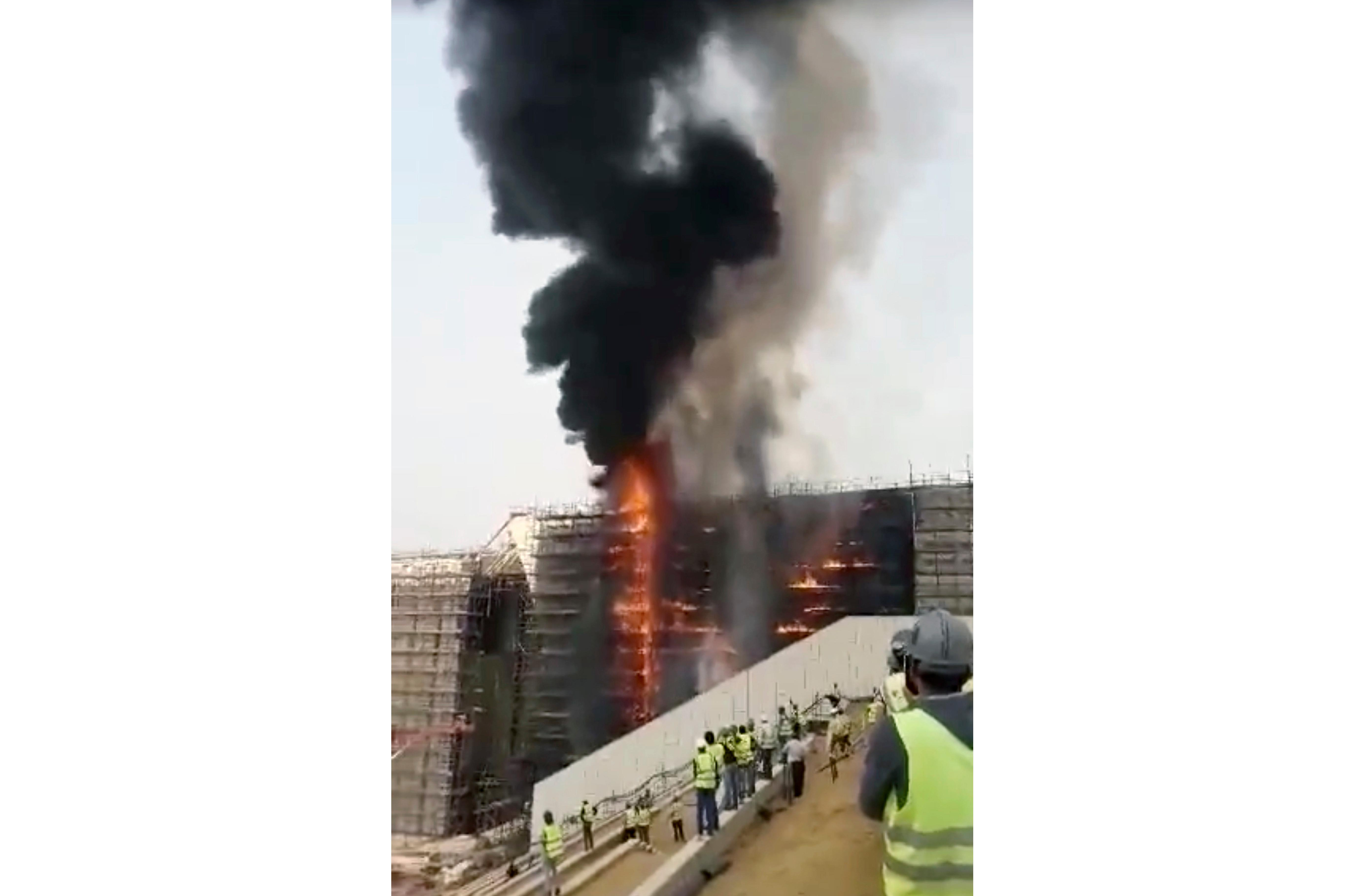 (FOTO) DRAMA U PODNOŽJU PIRAMIDA U GIZI: Požar na gradilištu novog egipatskog muzeja!